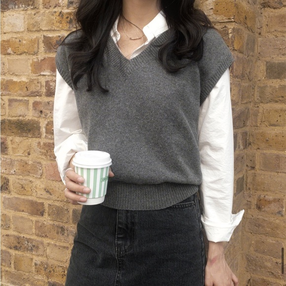 🇰🇷 V-Neck Knit Sweater Vest - Picture 4 of 5